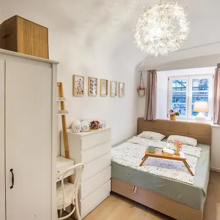 Urban Nest Apartment *